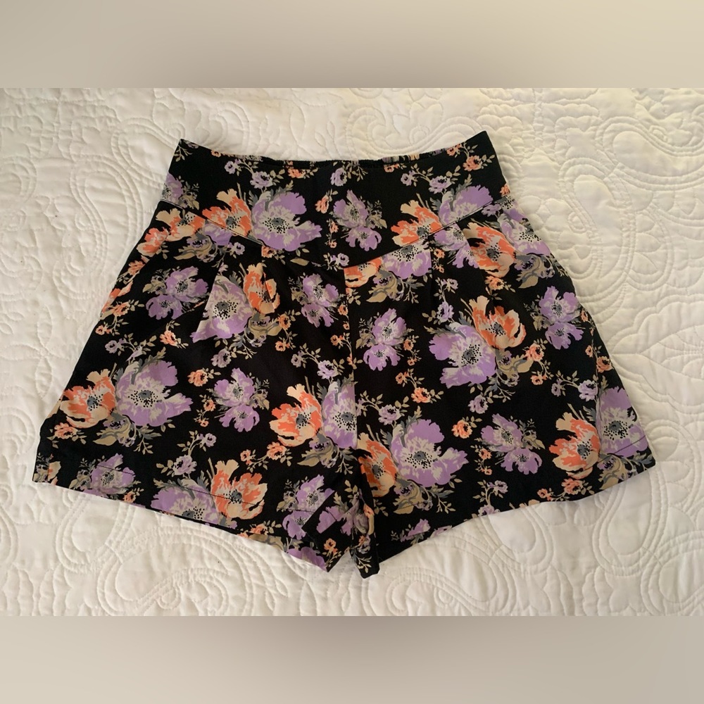 Urban outfitters/kimchi blue high waisted floral shorts with pockets sz medium